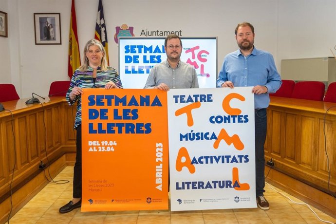 Miembros del Ayuntamiento de Marratxí presentan la 'Setmana de les Lletres'.