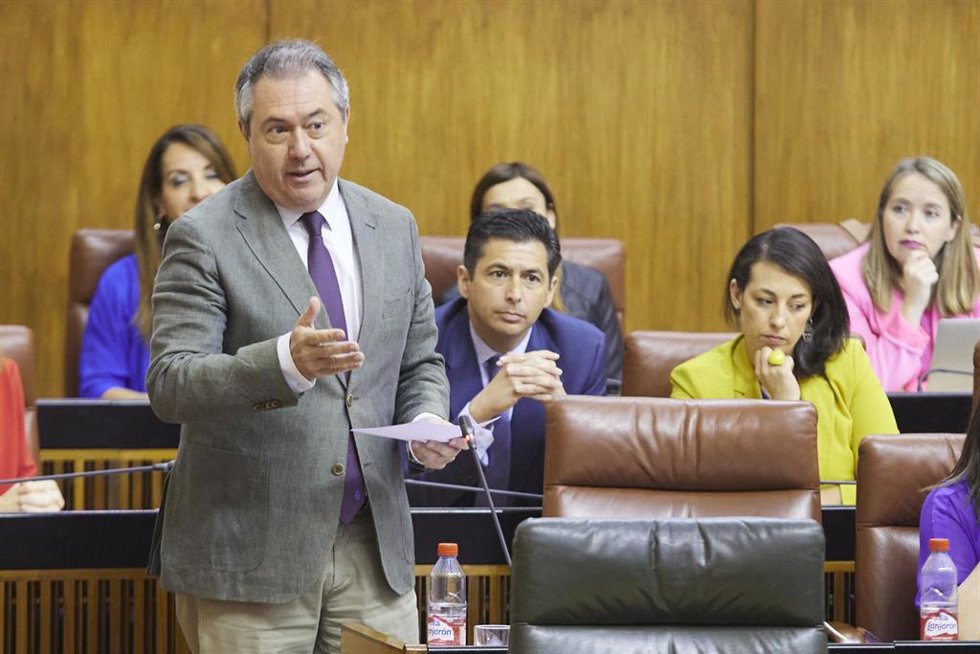 El secretario general del PSOE de Andalucía y Portavoz del Grupo Parlamentario Socialista, Juan Espadas, realiza pregunta de control al presidente de la Junta de Andalucía, Juanma Moreno, durante la segunda jornada del Pleno del Parlamento andaluz en el