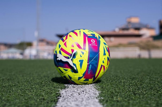 Archivo - El Puma Orbita Yellow Ball, balón oficial de LaLiga en la temporada 2022-23.