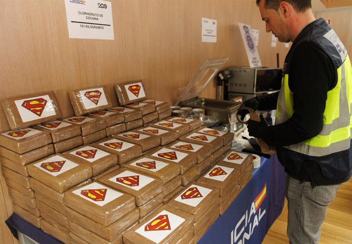 Un agente de Policía junto a la droga incautada por la Policía Nacional durante una rueda de prensa para ofrecer detalles sobre la operación de desmantelación del mayor laboratorio de Europa de procesamiento de pasta base de cocaína, en el Complejo Poli