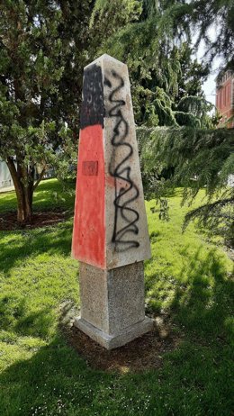 Monolito al Alférez Provisional vandalizado.