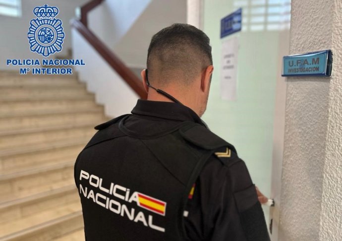 Un agente de la Policía Nacional