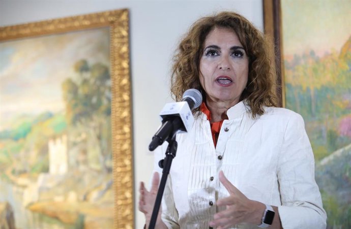 La ministra de Hacienda y Función Pública, María Jesús Montero, durante la atención a medios en su visita al museo de la localidad. A 13 de abril de 2023, en Sevilla (Andalucía, España). La ministra de Hacienda ha realizado una visita a la localidad de 