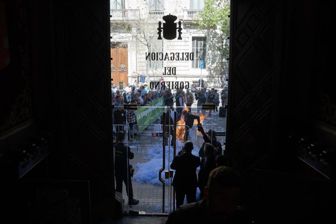 Agricultores protestan ante la Delegación del Gobierno en Barcelona, a jueves 13 de abril de 2023, en Barcelona, catalunya (España)