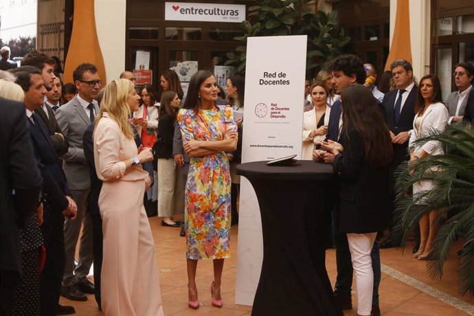 La Reina Letizia junto a jóvenes que presentan sus proyectos con apoyo de la Fundación Princesa de Girona, dentro del Tour del Talento en Córdoba.