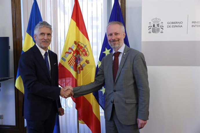 El ministro del Interior, Fernando Grande-Marlaska, con el secretario de Estado de Migraciones de Suecia, Anders Hall