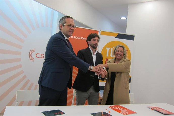 El presidente de Cs Aragón, Carlos Ortas, con el secretario general de Cs, Adrián Vázquez, y la presidenta de Tú Aragón, Natalia Lascorz, tras suscribir el acuerdo de coalición.