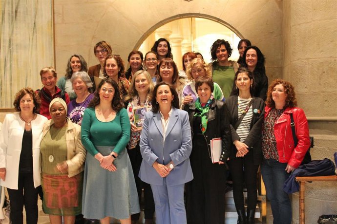 La presidenta del Gobierno, Concha Andreu, junto a la consejera de Igualdad, Raquel Romero, la diputada de IU, Henar Moreno, y colectivos de mujeres