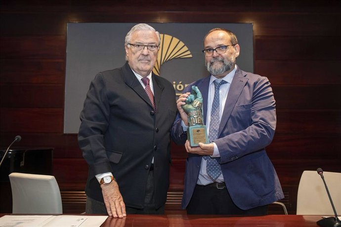 Braulio Ortiz recibe el XXXVIII Premio Unicaja de Artículos Periodísticos.