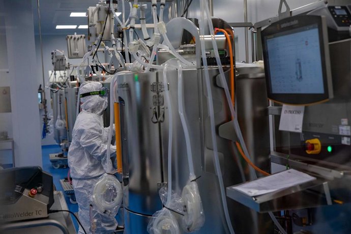 Una técnica de laboratorio trabajando 