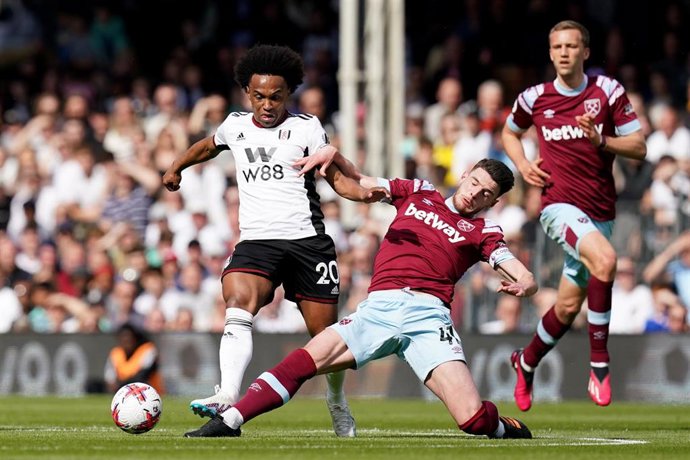 08 April 2023, United Kingdom, London: Fulham's Willian (L) and West Ham United's Declan Rice battle for the ball during the English Premier League soccer match between Fulham and West Ham United at Craven Cottage. Photo: Gareth Fuller/PA Wire/dpa