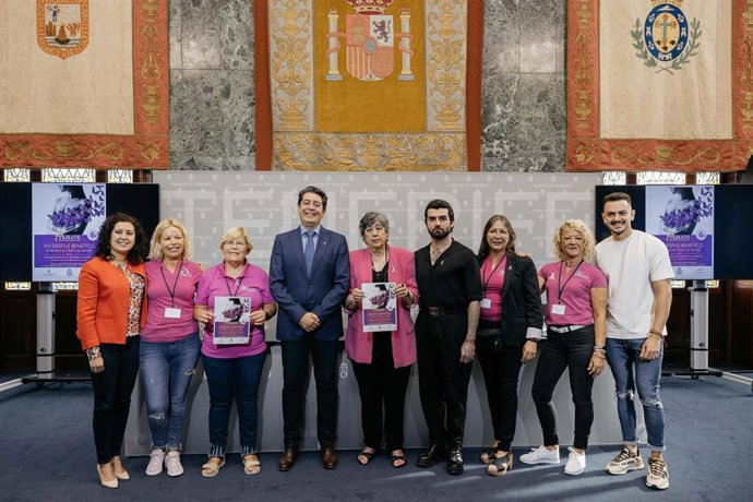 Foto de familia tras la presentación del XVI Desfile de Moda Benéfico de Ámate, en el que participarán más de 60 mujeres y hombres con cáncer de mama