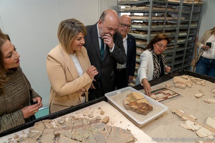 La alcaldesa de Cartagena, Noelia Arroyo, contempla parte de las piezas recuperadas durante los trabajos relizados por arqueólogos y restauradores en el pórtico del Teatro Romano