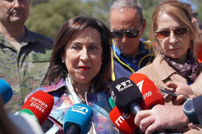 Margarita Robles atiende a los periodistas.