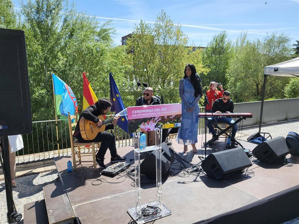 El pueblo gitano ha celebrado este jueves su Día Internacional, que se conmemora el 8 de abril, con el acto 'Ceremonia del Río'
