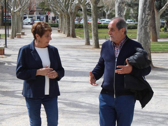 La candidata del PSOE a la Alcaldía de Teruel, Rosa López Juderías, con Javier Velasco. En el parque Los Fueros-Ricardo Eced.