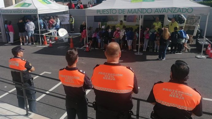 Más de 500 escolares participan en las jornadas de puertas abiertas del centro 112 en Málaga.