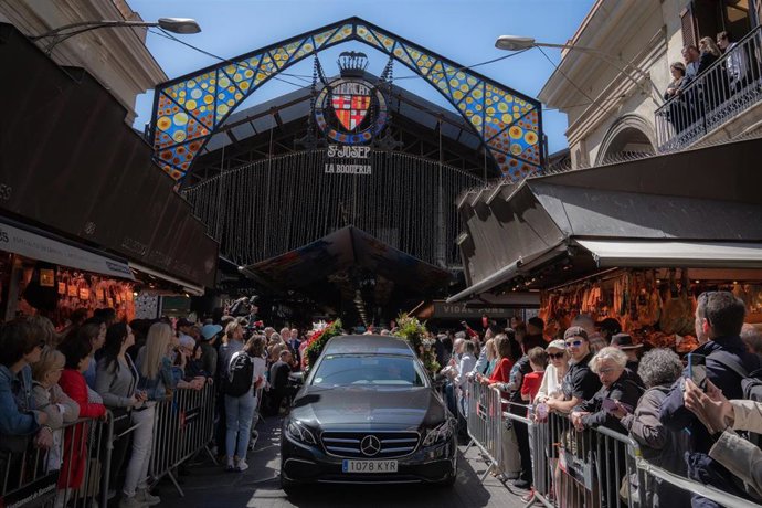 El coche fúnebre de Juan Bayén, el 'Pinotxo', en la entrada del mercado de la Boqueria durante su último homenaje.