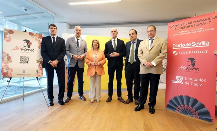 El alcalde de Sevilla, Antonio Muñoz, cuarto por la derecha, en el evento organizado por el centenario del nacimiento de Lola Flores.