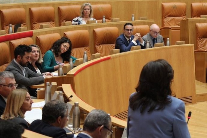 Alberto Reyes escucha a la presidenta del Gobierno junto al actual portavoz de Ciudadanos, David Miranda, tras la marcha de Belinda León