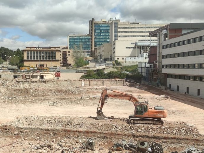 Trabajos de derribo en el solar del antiguo hospital Clínico de Salamanca.