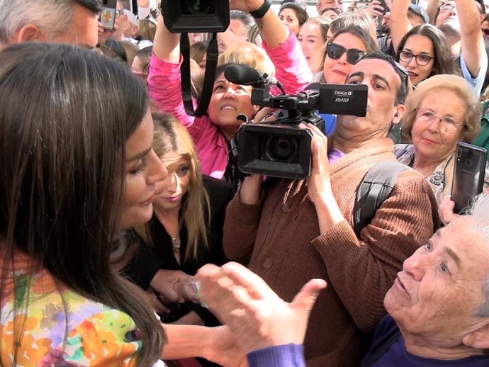 LA REINA LETIZIA RECIBE EL CARIÑO DE UNA ADMIRADORA QUE TIENE UN MENSAJE PARA EL RESTO DE LA FAMILIA REAL