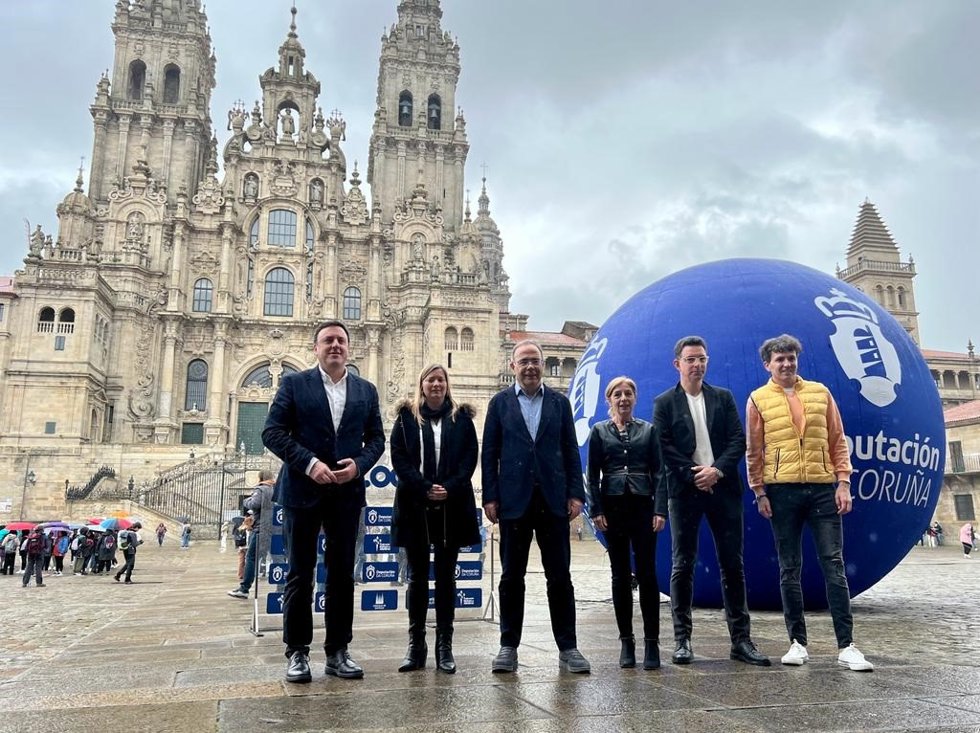 El alcalde de Santiago, Xosé Sánchez Bugallo; el presidente de la Diputación de A Coruña, Valentín González Formoso; y el presidente de la Federación Galega de Atletismo, Iván Sanmartín, entre otros.