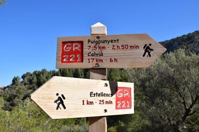 Señalización de una ruta senderista de Mallorca.