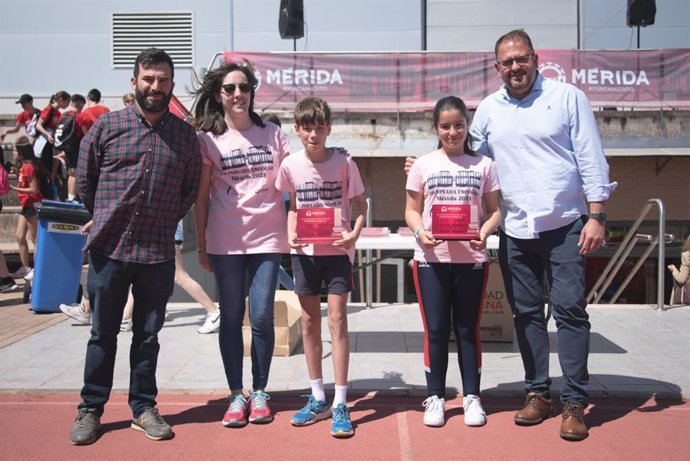 El alcalde de Mérida, Antonio Rodríguez Osuna, con algunos participantes en la Olimpiada Escolar.