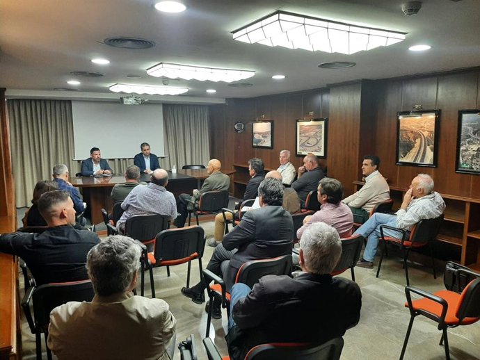 CHG aborda con los regantes una solución al problema de la escasez de caudal del río Dílar.