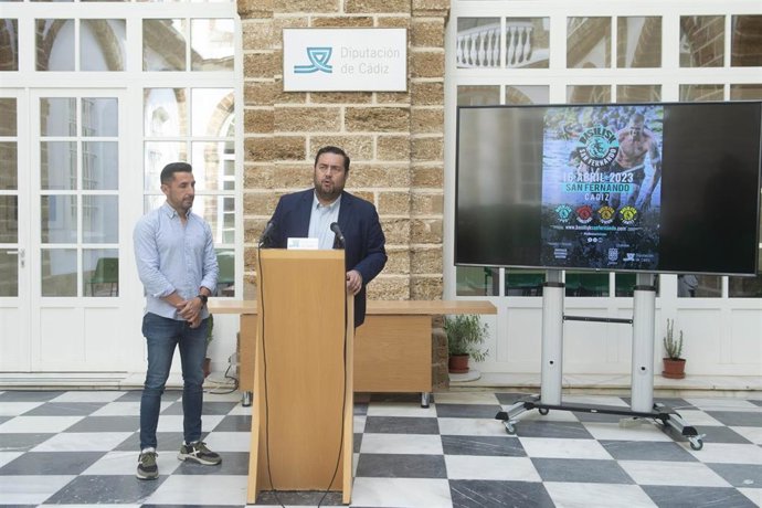 El diputado responsable de Deportes, Jaime Armario, presenta la prueba deportiva Basilisk San Fernando (Cádiz)