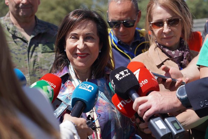 La ministra de Defensa, Margarita Robles, atiende a los periodistas.