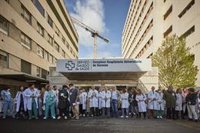 Decenas de médicos se concentran ante hospitales de Ourense y Santiago para llamar a Sanidade a "sentarse y hablar"