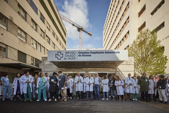 Decenas de personas protestan durante la tercera jornada de la huelga de médicos gallegos, en el Complexo Hospitalario Universitario, a 13 de abril de 2023, en Ourense, Galicia (España). Los médicos gallegos están llamados a secundar la huelga indefinid