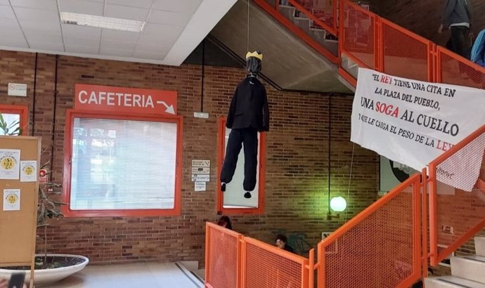 Simulan el ahorcamiento de un rey con un muñeco en la Facultad de Ciencias Políticas de la Complutense