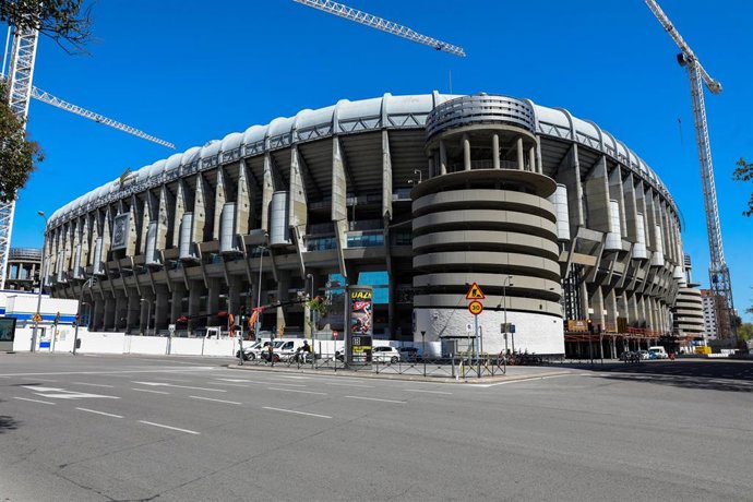 Archivo - Exterior del Estadio Santiago Bernabéu, que funcionará como centro de aprovisionamiento y distribución de productos sanitarios dirigidos a la lucha contra la pandemia del COVID-19, en Madrid (España) a 26 de marzo de 2020.