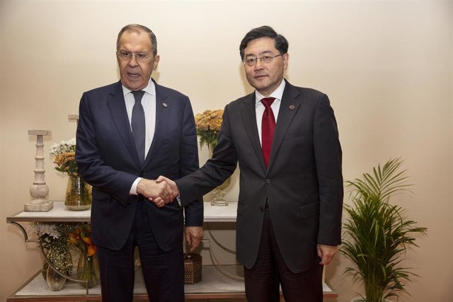 Archivo - El ministro de Exteriores de China, Qin Gang, junto a su homólogo ruso, Sergei Lavrov.