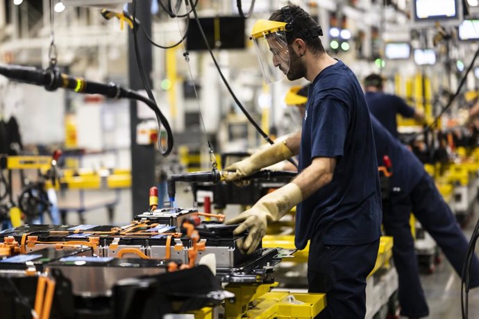 Archivo - Varios empleados en la planta automovilística de Stellantis.
