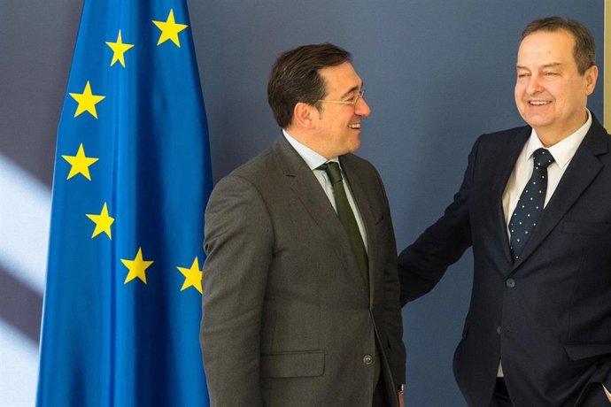 El ministro de Asuntos Exteriores, José Manuel Albares, y su homólogo serbio, Ivica Dacic, durante un encuentro en Belgrado