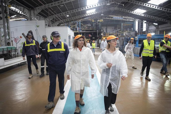 La ministra de Hacienda y Función Pública, María Jesús Montero (c), junto al director de la planta, Teófilo Gangoso (i), y la alcaldesa de Alcalá de Guadaíra, Ana Isabel Jímenez (d); durante su visita a la fábrica de vidrios. 