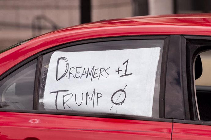 Archivo - June 18, 2020, Washington, DC, United States: June 18, 2020 - Washington, DC, United States: ''Dreamers + 1, Trumo 0'' sign in a car driving near a rally in favor of DACA (Deferred Action for Childhood Arrivals) at the Supreme Court.