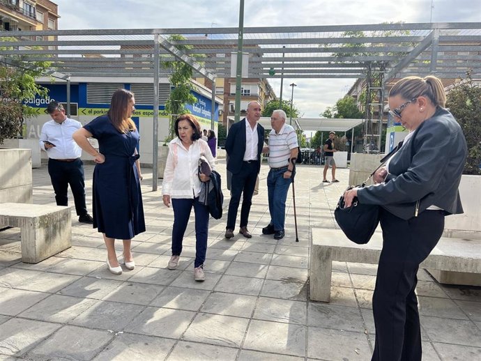 El alcalde y candidato del PSOE a revalidar la Alcaldía, Antonio Muñoz, en la Plaza Rafael Salgado, en Bami, donde se ha instalado ya una pérgola para dar sombra.