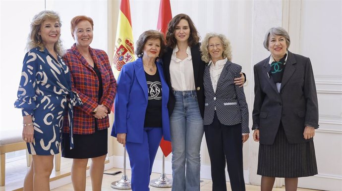 La presidenta de la Comunidad de Madrid, Isabel Díaz Ayuso, mantiene un encuentro, en la Real Casa de Correos, con los miembros de la Junta Directiva de la Asociación del Secretariado Profesional de Madrid (ASPM).