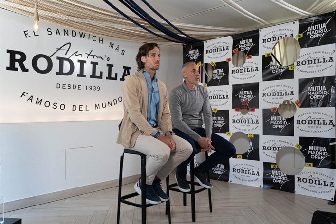 El director del Mutua Madrid Open, Feliciano López, y el extenista Álex Corretja.