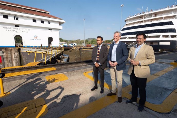 El presidente de la Xunta, Alfonso Rueda, junto al secretario xeral de Emigración, Antonio Rodríguez Miranda, en el Canal de Panamá