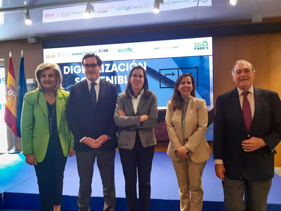 De izquierda a derecha: Fátima Báñez, presidenta de Fundación CEOE, Antonio Garamendi, presidente de CEOE, Susana Zumel, CIO de Cepsa, Cristina Ortiz, directora de Fundación Cepsa, e Íñigo Díaz de Espada, vicepresidente de Fundación Cepsa.