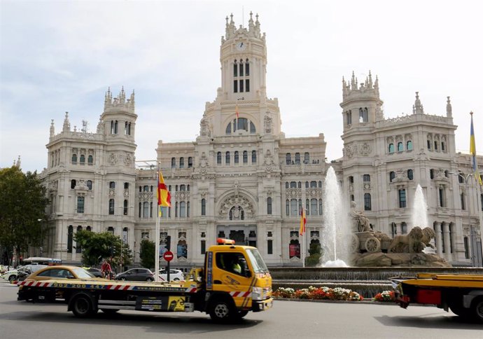 Archivo - Una grúa pasa por el Palacio de Cibeles durante una protesta por la uberización del sector, a 7 de octubre de 2022, en Madrid (España). La concentración ha sido impulsada por la Asociación Nacional de Empresas de Salvamento y Auxilio en Vías