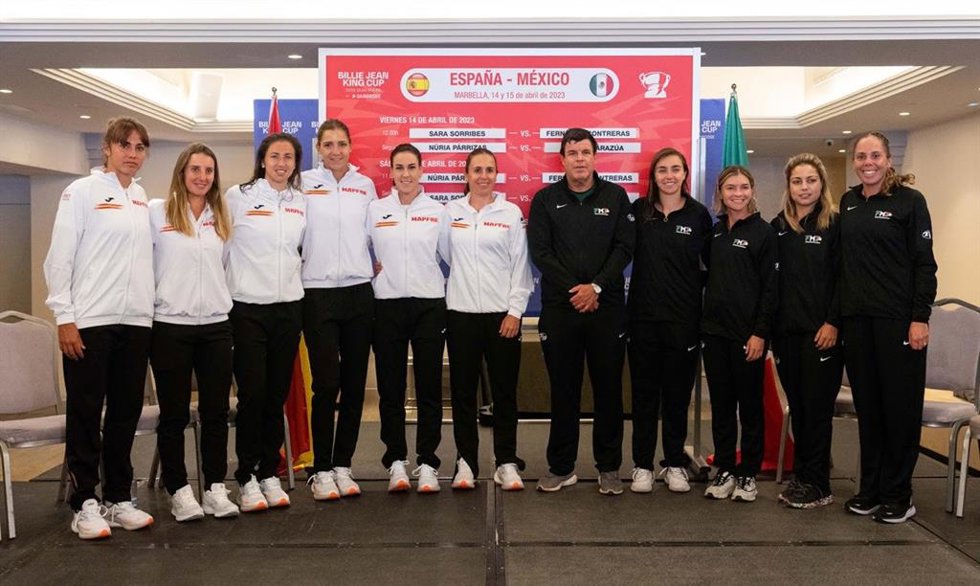 Los equipos de España y México posan antes de su duelo en el clasificatorio de la Billie Jean King Cup 2023