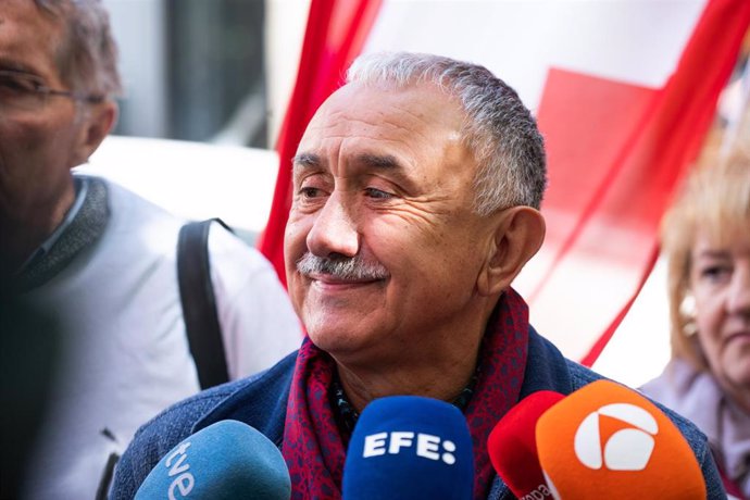 El secretario general de UGT, Pepe Álvarez, atiende a medios durante una concentración ante la Embajada de Francia contra la reforma de las pensiones en Francia, a 13 de abril de 2023, en Madrid (España). 