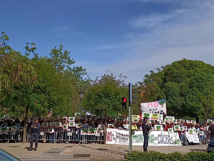 Unas 250 personas protestan contra la mina de litio en Cáceres a las puertas del acto del PSOE en el que paarticipa el presidente del Gobierno, Pedro Sánchez
